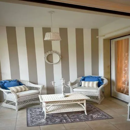 Garden View In With Veranda شقة *
