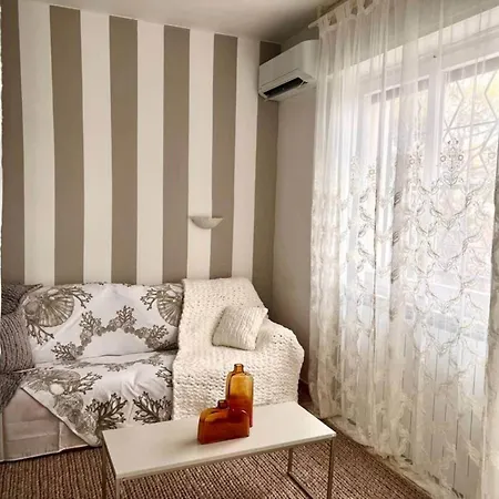 Garden View In With Veranda 아파트 산레모