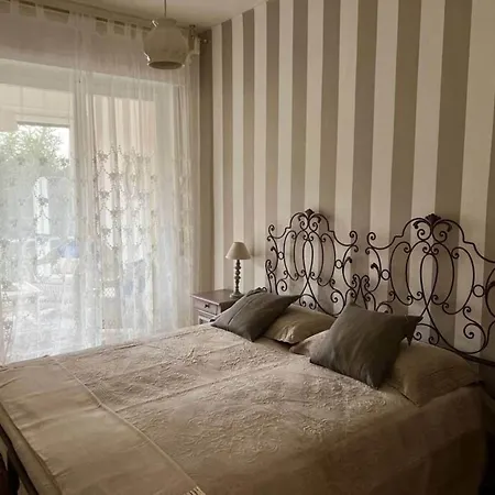 Апартаменты Garden View In With Veranda